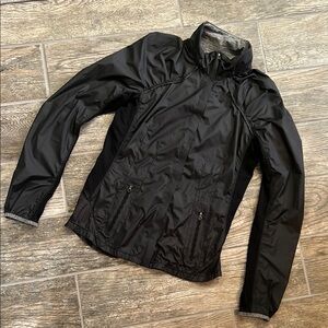 Lululemon Run Essential Jacket black gray windbreaker scallop thumbholes 6